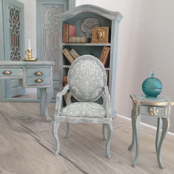 Chaise shabby chic de style français. Échelle 1/12