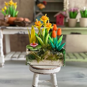 Miniatur Blumen, Narzisse, Tulpen Maßstab 1:12. Accessoires für ein Puppenhaus. Miniatur Topfpflanzen