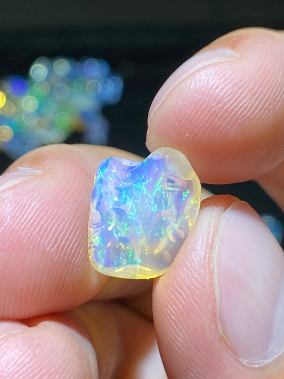 Erstaunliche Wasser opal mit seinen hubschen Blitzen von Blues AA Qualitat Gewicht 5 10 Karat messen 15x13x7mm