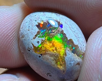 amazing matrix fire opal with its dazzling rainbow sparkles   AA quality weight 15.00 carats measure 19x15x8mm