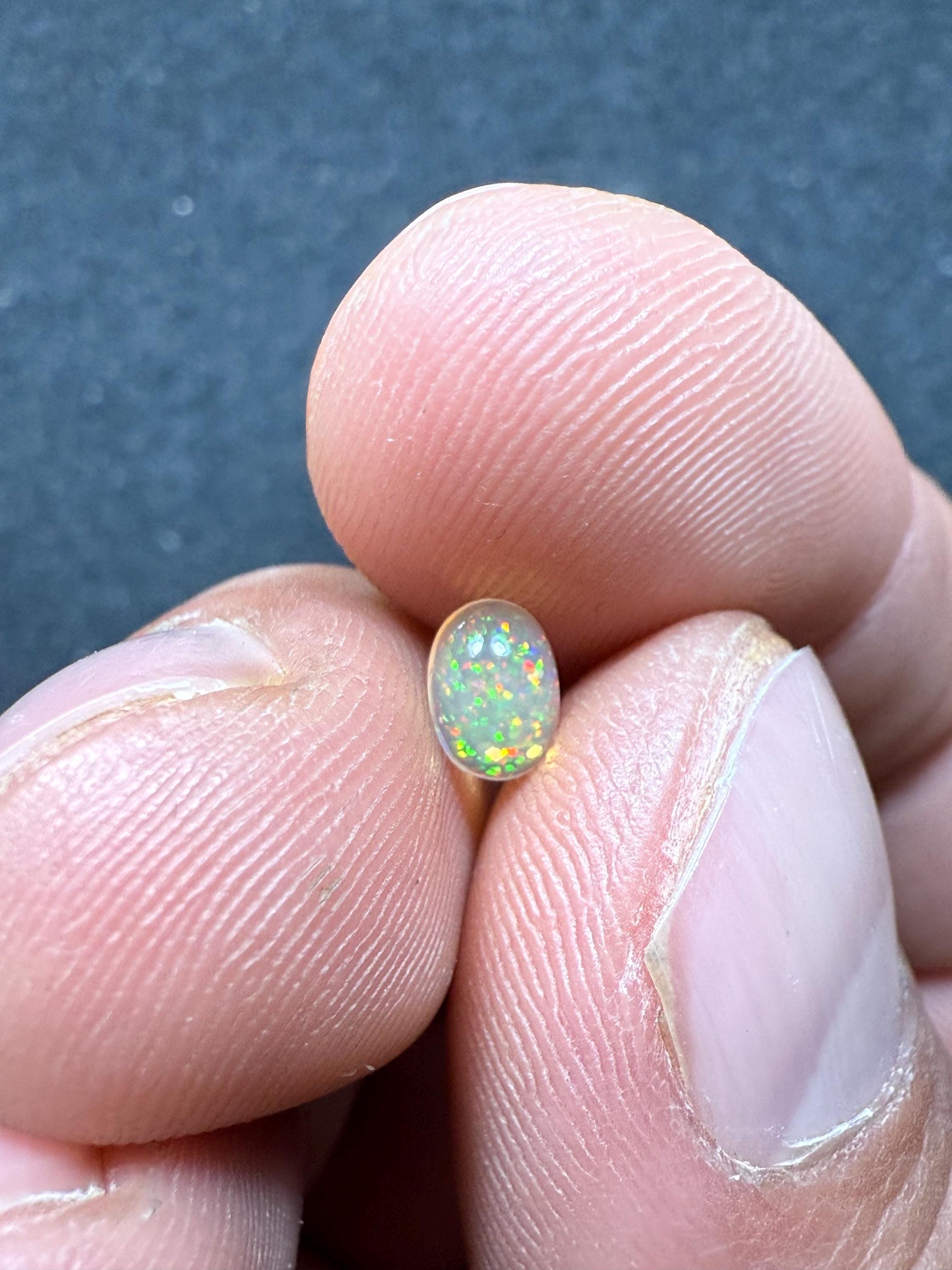 素晴らしいオパールピンファイア品質AAA重量0.35カラットサイズ6x4