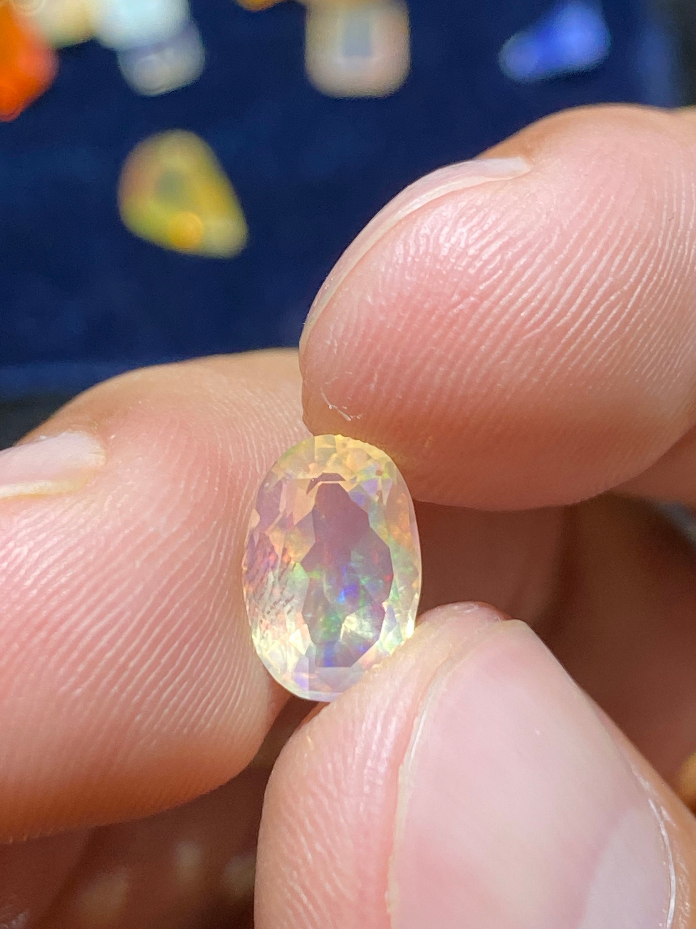 erstaunlicher facettierter Wasseropal mit seinen hübschen Regenbogenfunkeln, Gewicht 1,70 Karat, Maße 10,5 x 7 x 5 mm