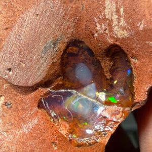 Puede incluir: Un juego de tres tazas de cerámica con un acabado mate moteado. Las tazas son en tonos crema, gris claro y gris oscuro. Cada taza tiene un diseño simple y minimalista y un asa redondeada.