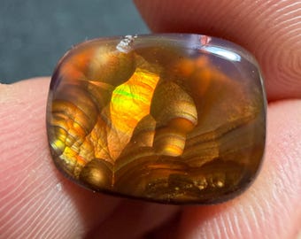 Splendida agata di fuoco con i suoi bellissimi riflessi, peso 11,15 carati, dimensioni 14x11,5x6 mm