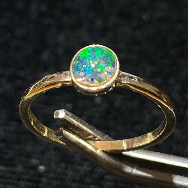 Incredible 10k gold ring with its dazzling water opal with its blue sparkles  10k gold total weight 7.60 carats measure 7