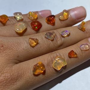 incrível lote de pequenas opalas de fogo com seus lindos brilhos peso total 21,05 quilates 15 peças