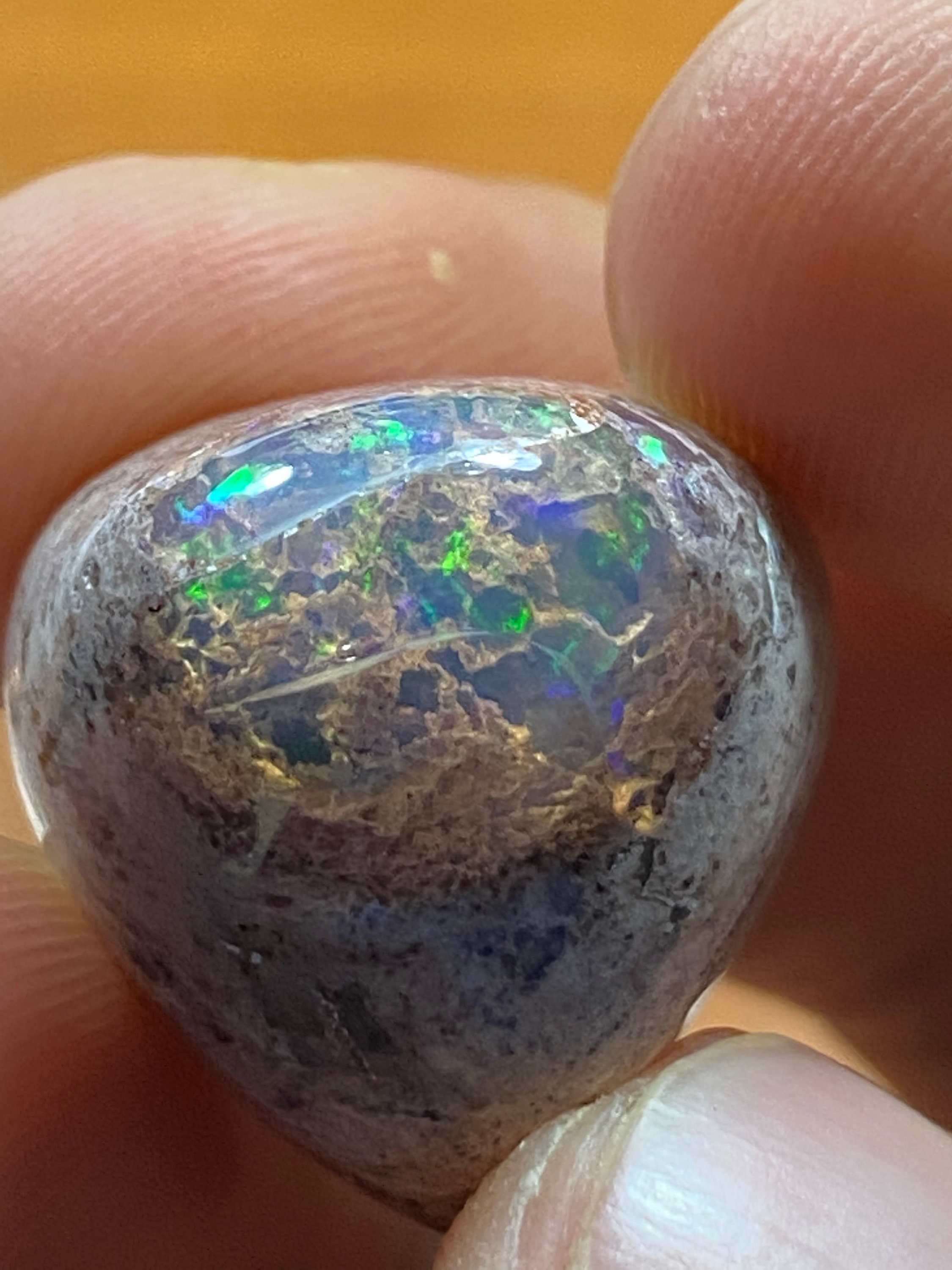 美しいブルーの輝きを持つマトリックス上の素晴らしいファイヤー