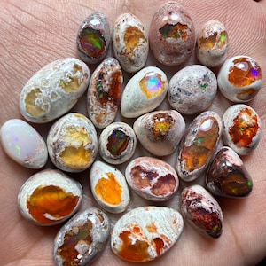 Puede incluir: Un letrero de madera rústica con la frase "Welcome to our home" en letras blancas. El letrero presenta un acabado envejecido y un diseño sencillo y acogedor.