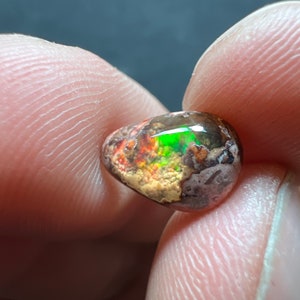 Incroyable opale de feu sur matrice avec ses magnifiques étincelles et paysages de qualité AAA poids 2,15 carats mesure 11x8x4mm