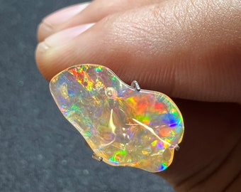 Amazing fire opal with its beautiful sparkles AAA quality weight 3.00 carats measure 18x10x4 mm Contraluz