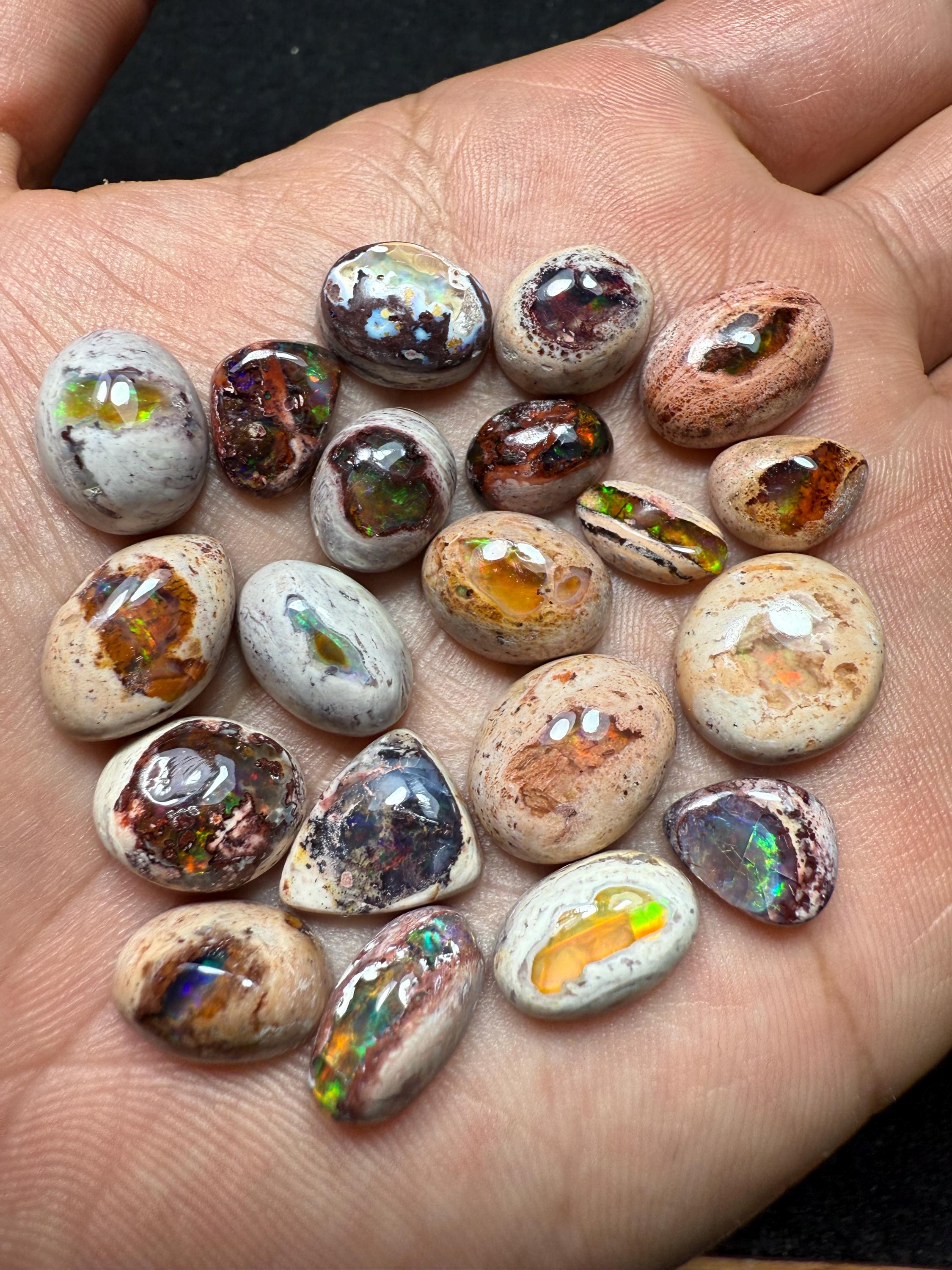 美しい輝きを放つダイ入りファイアーオパールの素晴らしいバッチ 20個