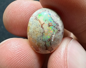 Incroyable opale de feu magique sur matrice avec ses magnifiques éclats de qualité AAA poids 6,35 carats mesure 16x12x6mm