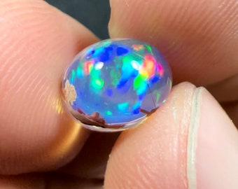 Erstaunlicher Wasseropal mit seinen wunderschönen Funkeln und Steinbrucheinlagen. AAA-Qualität. Gewicht 3,55 Karat. Maße: 10 x 8 x 8 mm.