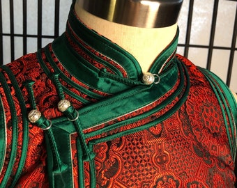 Gilet mongol [sur mesure] | Brocart jacquard rouge Triple reliure verte | Haut à embellir