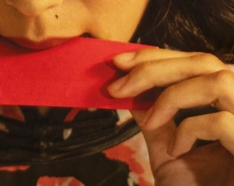 von Motiv Red Lip Paper | Beißring | Antiker orientalischer Lippenstift