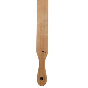 Può includere: Una spatola in legno di colore chiaro con un manico arrotondato e una lama rettangolare. Il manico ha un piccolo foro e un logo. La spatola è progettata per l'uso in cucina.