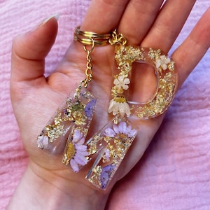 Llavero de resina con inicial personalizada, con flor, hecho a mano en epoxi, con letras y números, con alfabeto dorado, regalo de Navidad personalizado.