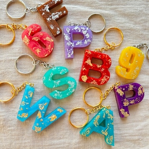 Llavero de resina inicial personalizado / Carta epoxi hecha a mano personalizada, llaveros numéricos / Alfabeto de escamas de oro y plata / Regalo personal