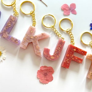 Llavero de resina inicial personalizado / Carta epoxi lechosa hecha a mano personalizada, Llaveros pastel numéricos / Alfabeto de escamas de oro / Regalo personal