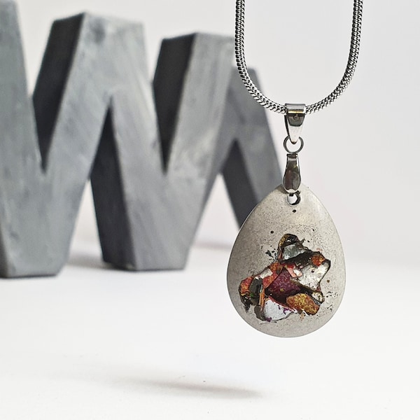 Collier délicat avec pendentif en béton et couches de laque graffiti Bijoux Upcycling