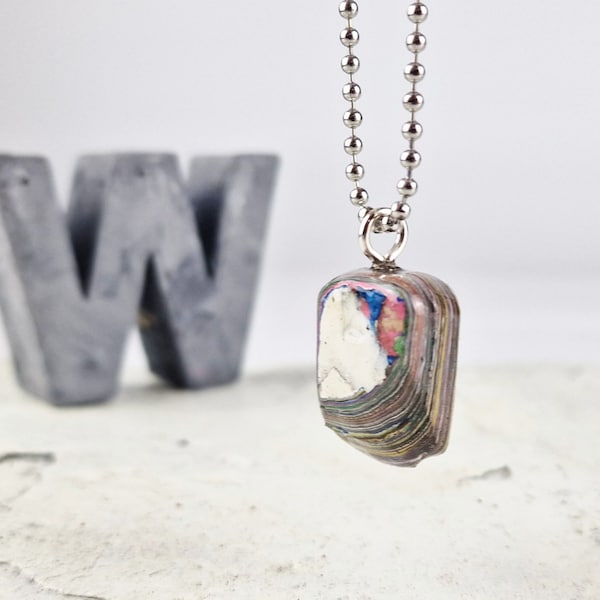 Collier avec pendentifs fabriqués à partir de couches de peinture graffiti Bijoux upcyclés