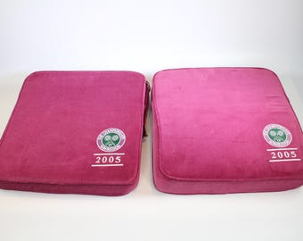 Zestaw 2 zabytkowych oficjalnych czerwonych poduszek na siedzenia z Mistrzostw Tenisowych Wimbledonu 2005