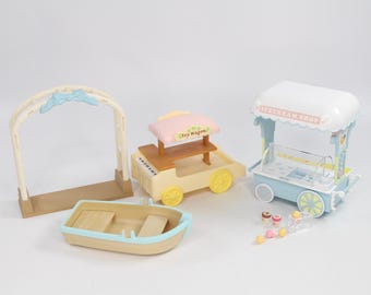 Set di giocattoli vintage Sylvanian Families con carrozza, gelateria, barca e arco nuziale