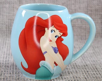Kubek beczułkowy Disneya Churchilla z Arielką i Małą Syrenką, duży, niebieski | Kolekcjonerski kubek Disneya | Retro przybory kuchenne z lat 90.