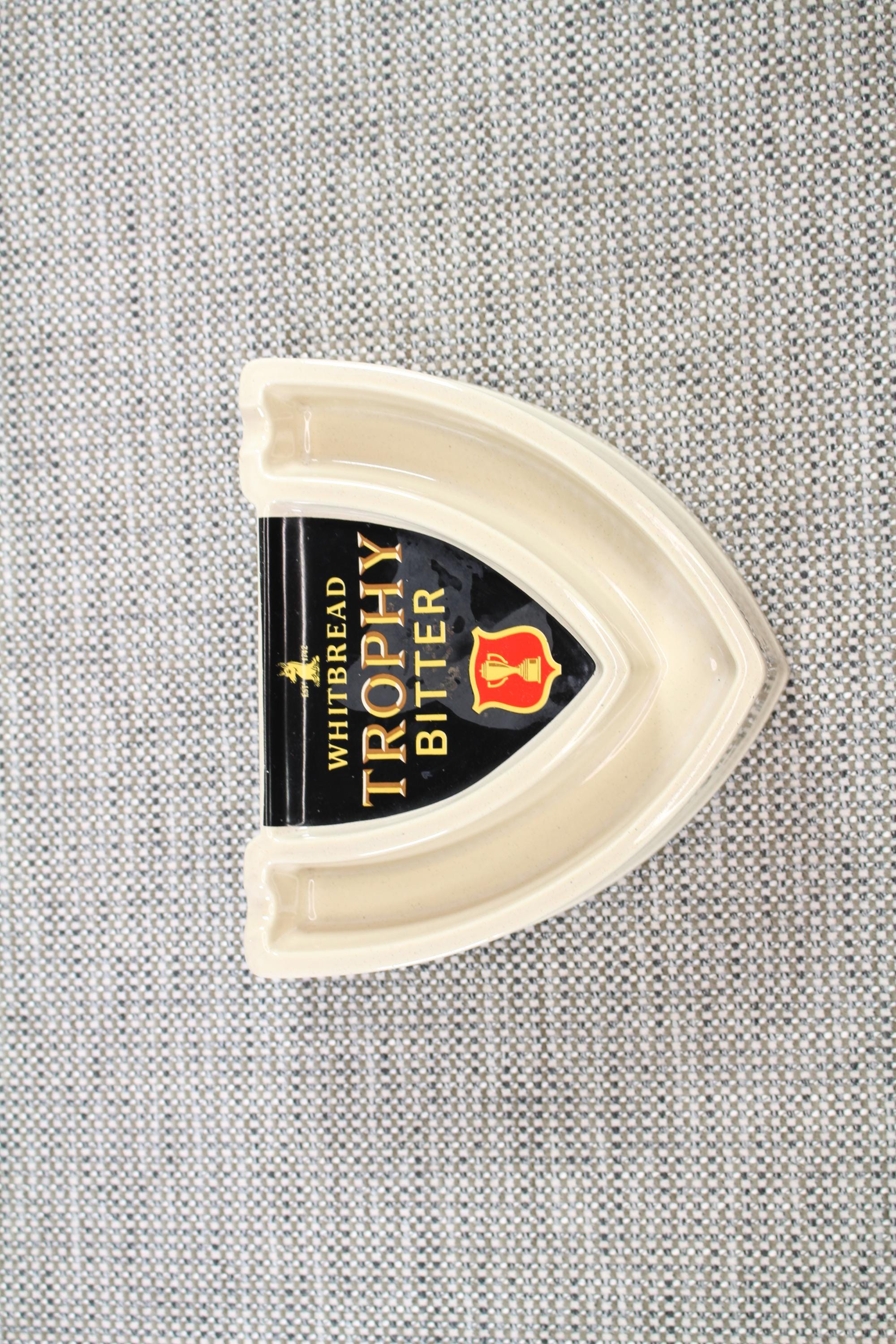 Whitbread Trophy 三角形のセラミック灰皿 灰皿 ノベルティ パブ 男の