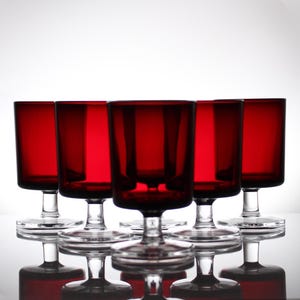 Juego de 6 copas rojo rubí / Copas vintage francesas para cordial / Copas de licor con pie / Vasos de chupito rojos / Artículos de bar / Hecho en Francia / 50 ml