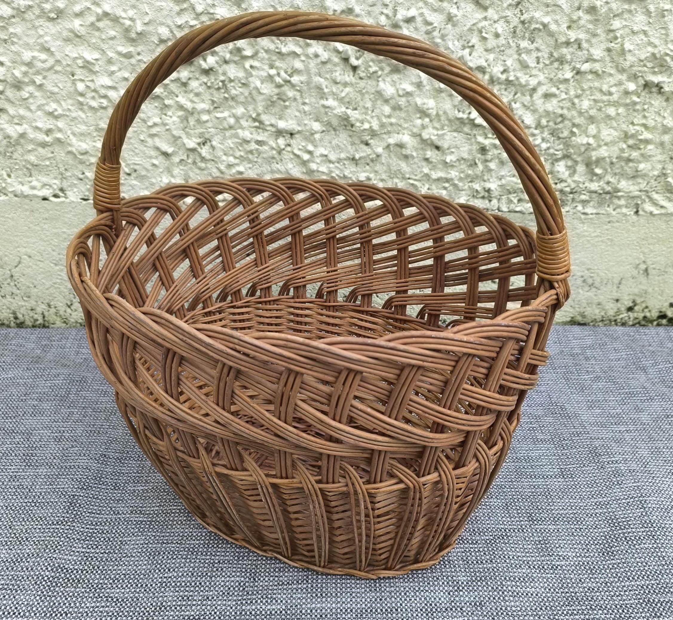 伝統的な籐製バスケット - ハンドル付きナチュラルな楕円形の