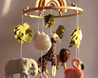 Babymobiel met safari-thema, neutrale Afrikaanse dieren, kinderkamermobiel van vilt met Afrikaanse safari-figuren: giraffe, leeuw, nijlpaard, olifant en flamingo. Wiegmobiel voor jongens en meisjes.
