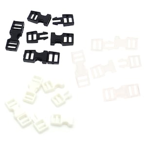 Puede incluir: Una colección de hebillas de plástico negro y blanco. Las hebillas están diseñadas para usarse con correas o cintas.