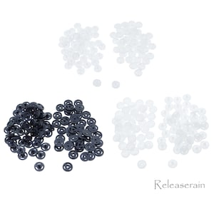 Puede incluir: Un montón de botones a presión de plástico negro y dos montones de botones a presión de plástico transparente.