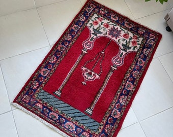 Handwoven Vintage Wool Prayer Rug: Anatolian Turkish Rug (2.8 x 4.3 ft)