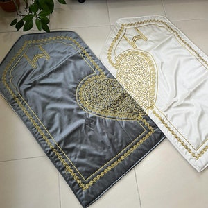 Personalisiertes Paar-Set | Gebetsmatte mit Herz-Design | Islamisches Geschenk-Set | Eid Geschenk | Hochzeitsgeschenk | Geburtstagsgeschenk | Paar Nikkah Set Geschenk