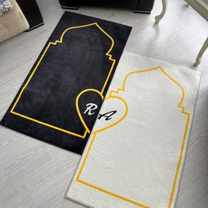 Personalisierter dicker Plüsch-2 Gebetsteppich mit Herz-Design, zwei Liebes-Gebetsmatten-Set, Islamisches Hochzeitsgeschenk, Nikkah Geschenk für muslimische Paare, Geschenk