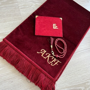 Personalized Velvet Prayer Rug Set: Islamic Gift, Pearl Tasbeeh