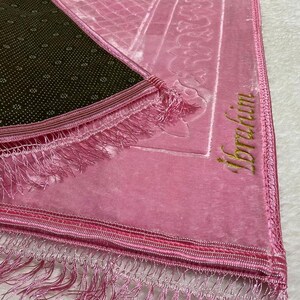 Pode incluir: Tapete de ora&ccedil;&atilde;o rosa com bordados dourados e franjas. O tapete tem um suporte antiderrapante e &eacute; feito de tecido macio e felpudo.