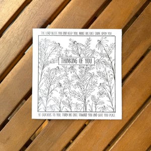 Könnte beinhalten: Schwarz-weiß druckbare Karte mit floralem Design und dem Text "Thinking of You". Die Karte enthält einen Bibelvers: "Der Herr segne dich und behüte dich, der Herr lasse sein Angesicht leuchten über dir und sei dir gnädig; der Herr hebe sein Angesicht über dich und gebe dir Frieden."