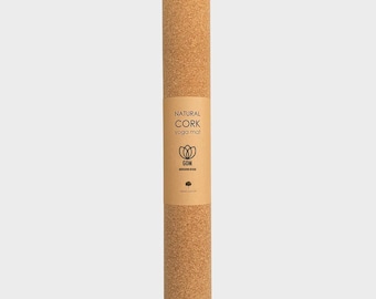 Op de afbeelding: Een opgerolde natuurlijke kurken yogamat met de tekst "NATURAL CORK yoga mat" en "GOM MEDITATION DESIGN" gedrukt op de zijkant.