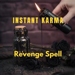 Pode incluir: Uma vela preta com uma chama goteja cera sobre uma garrafa com uma rolha. A garrafa está ao lado de rosas pretas. O texto "INSTANT KARMA" e "Revenge Spell" está em amarelo.