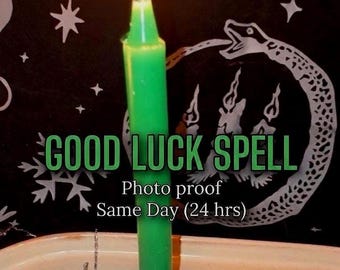 Op de afbeelding: Een felgroene dinerkaars met een brandende vlam, geplaatst naast een zilverkleurige ketting en verschillende kleine, gladde, blauwgroene stenen. De tekst "GOOD LUCK SPELL" en "Photo proof Same Day (24 hrs)" staat in groen en wit op de afbeelding.