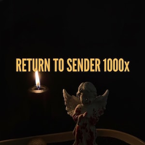 Pode incluir: Uma pequena estátua de querubim branco com asas abertas e detalhes vermelhos está em frente a uma vela acesa. O texto "RETURN TO SENDER 1000x" é exibido em letras douradas sobre um fundo escuro.