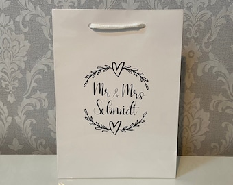 Geschenktüte Geschenktasche Hochzeit Heirat Mr & Mrs Tüte Geschenk personalisiert mit Nachnamen Hochzeitsgeschenk mit Kranz Herzkranz
