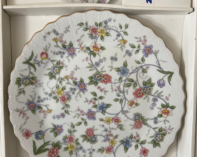 Cake Plate and Knife by Andrea Sadek, Corona Pattern Gold Scalloped Edge Floral Design,  Special Occasion Cake Plate and Knife