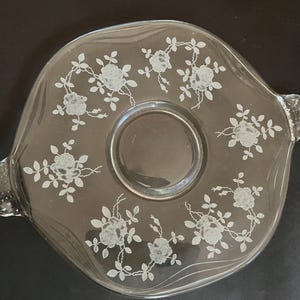 Plato para tarta Fostoria Willowmere: Diseño de rosa grabada, elegante cristal