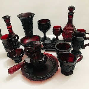 Rouge rubis Avon 1876 Collection Cape Cod ; Beurrier, couteau à gâteau, burette, assiettes, sucre et crémier, vase, carafe, gobelets