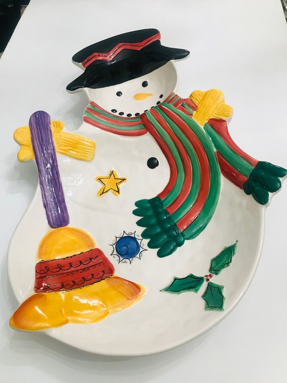 Vesti Sorridenti E Da Portare Del Pupazzo Di Neve Di Ceramica Di Inverno Image1541896