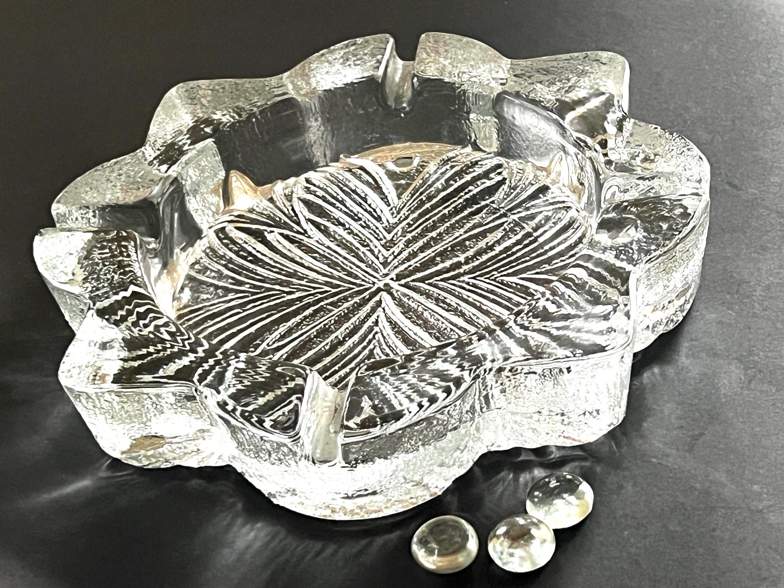 ガラス製　花彫刻　アンティーク　灰皿 ガラス製花彫刻アンティーク灰皿